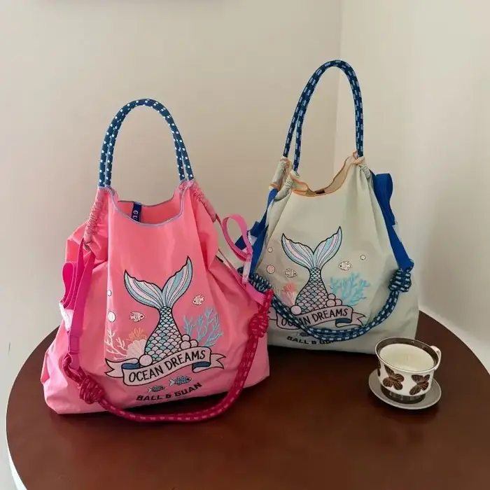 Sac à main pour femme avec motif de baleine brodé