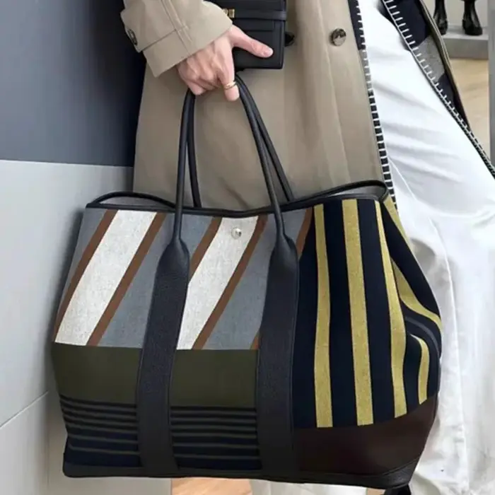 Sac fourre-tout de luxe en toile rayée avec bordure en cuir et poignées roulées