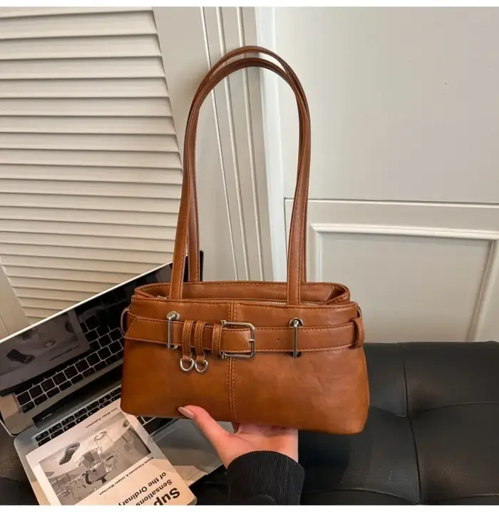 Sac à bandoulière vintage marron en similicuir pour femme avec boucle décorative