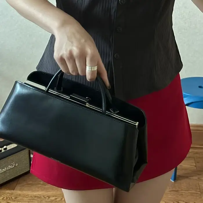 Pochette longue avec bandoulière réglable