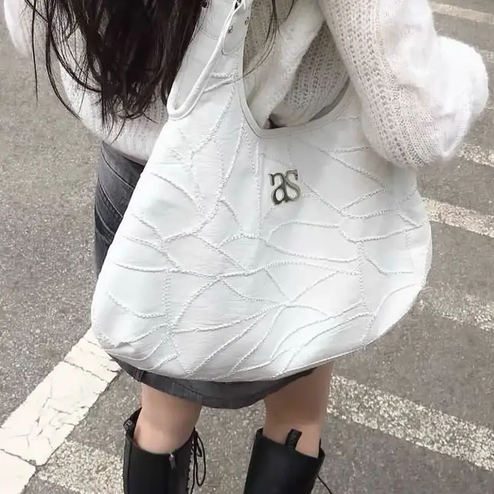 Sac Ason coréen japonais noir comme cuir doux épicé brodé finition craquelée grande capacité Unique 