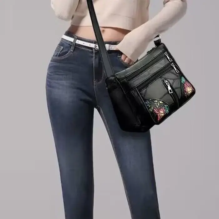 Le sac bandoulière pour femme est composé de matériau PU et de motifs imprimés