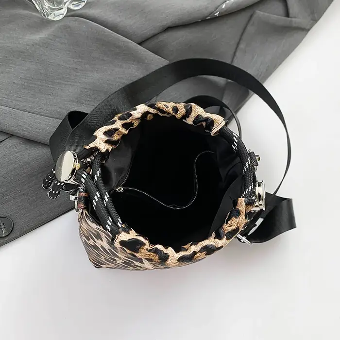 Mini sac à bandoulière en cuir léopard pour femme