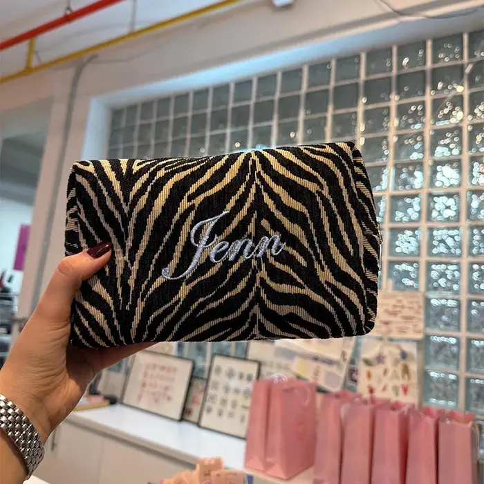 Pochette cosmétique personnalisée Zebra – Trousse de toilette de voyage brodée