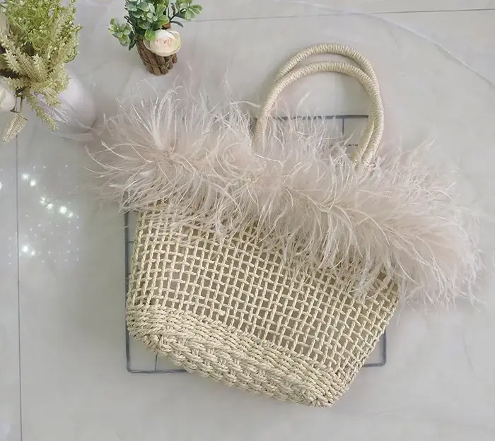 Sac à main en paille tressée avec véritable plume d'autruche