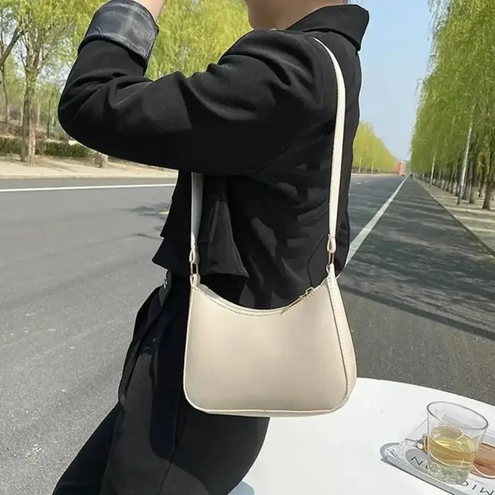 Sac à main tendance et élégant de couleur unie
