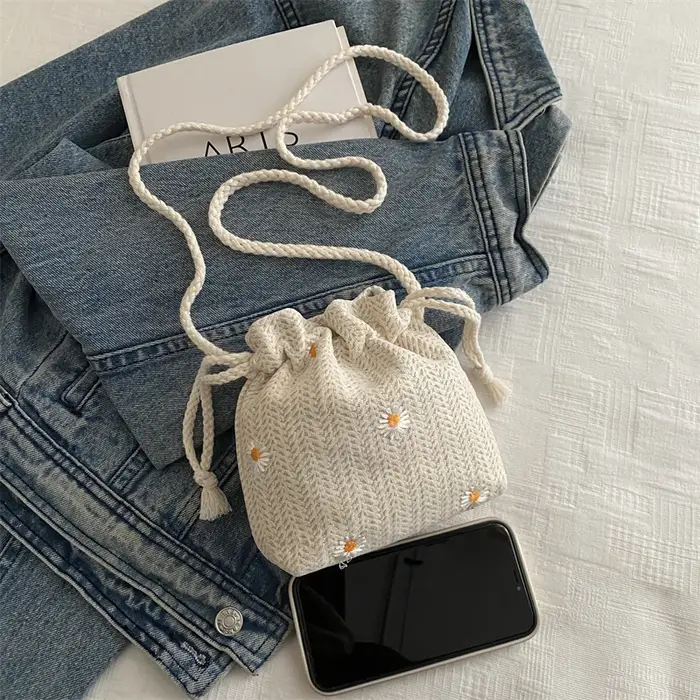 Sac seau mini tressé en herbe fraîche