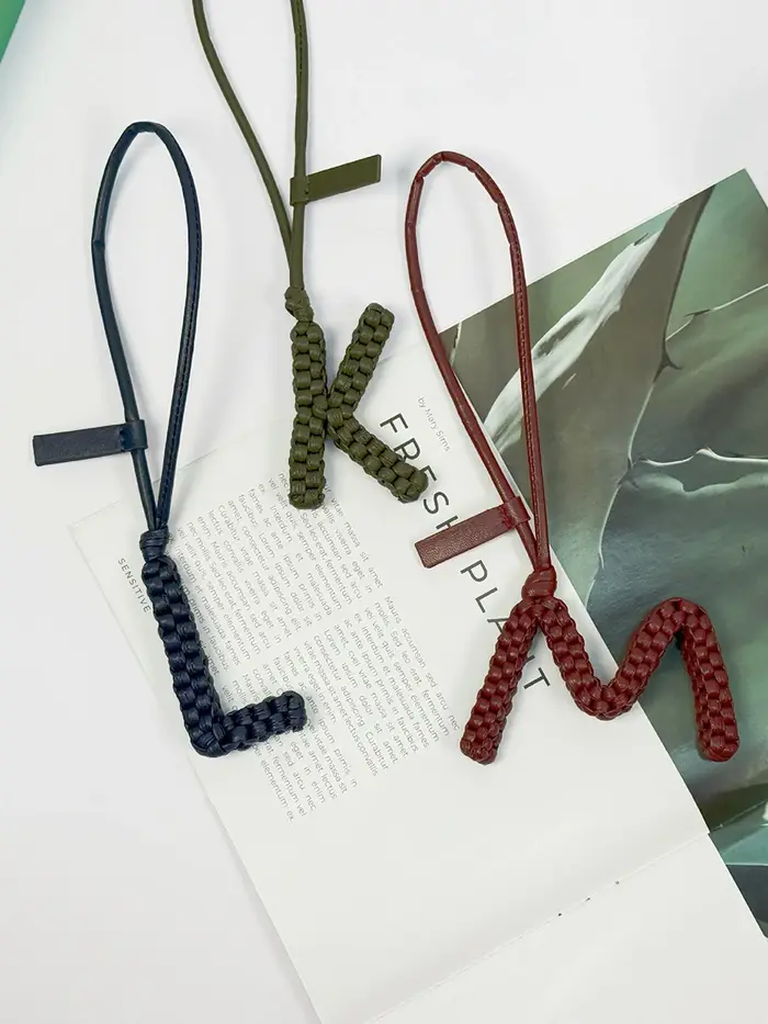 Breloque de sac en cuir tressé pour femme