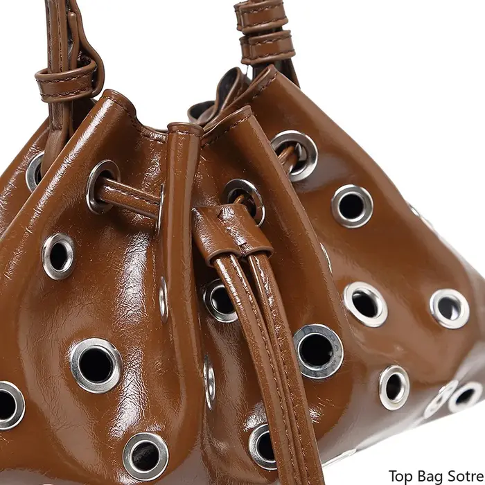 Sac seau pour femme à clous et découpes