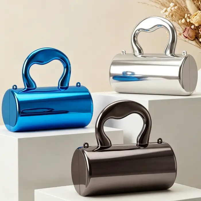 Mini pochette élégante pour femme en acrylique doré cylindrique avec une chaîne