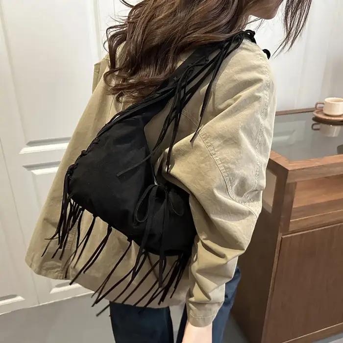 Sac fourre-tout à bandoulière à pompons quatre couleurs
