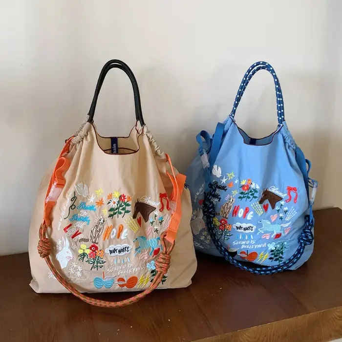 Sac à bandoulière pour femme avec broderie style graffiti