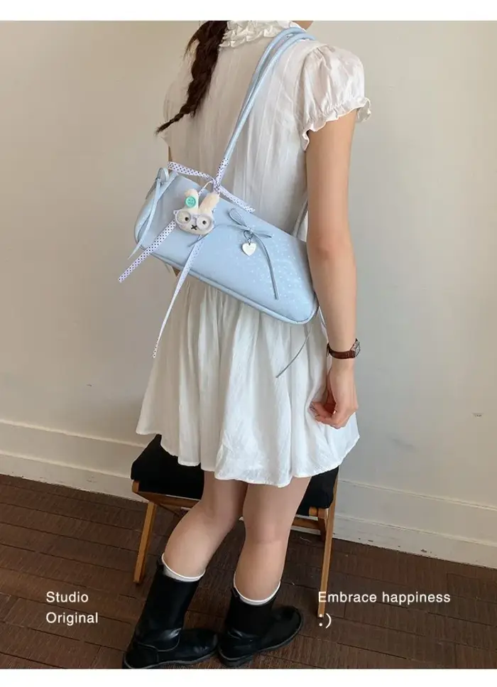 Sac à bandoulière long pour femme avec nœud à pois et breloque cœur