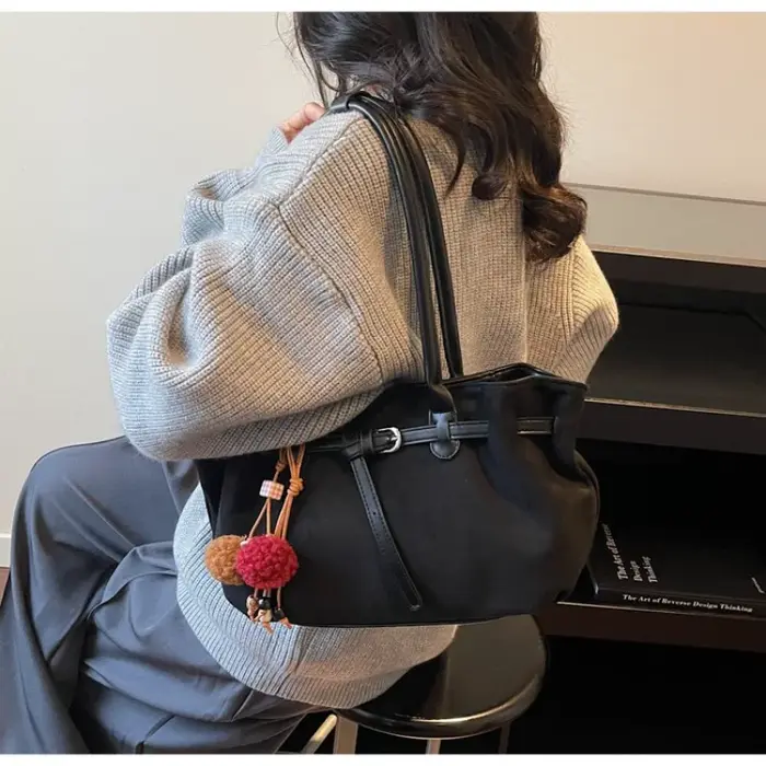 Sac à bandoulière en daim marron pour femme avec pompon décoratif