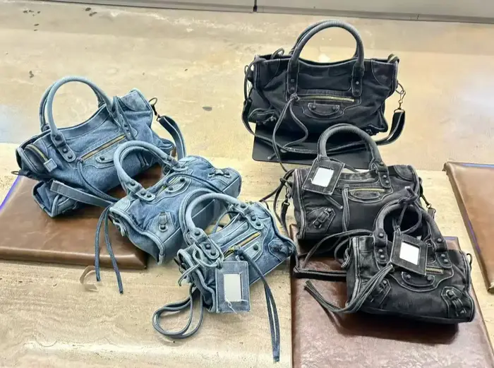 Le City 2026 Nouveau Sac à bandoulière souple en denim délavé, style punk moto, avec rivets, tendanc