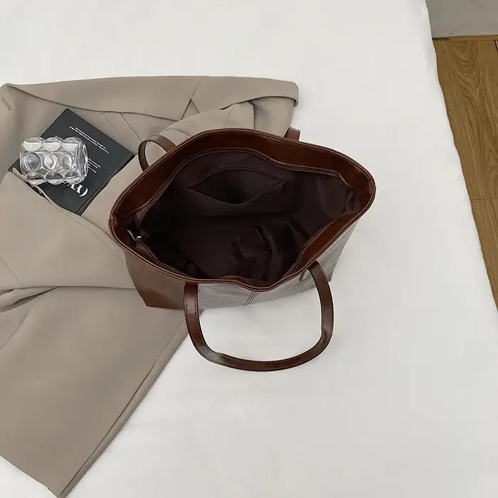 Sac fourre-tout de grande capacité pour femme, style urbain, sac à bandoulière pour les trajets quotidiens, tendance et polyvalent pour le travail et les voyages