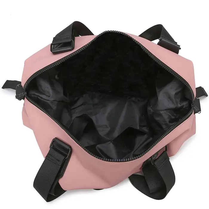 Sac de sport Chic avec emblème et détails pour les voyages quotidiens
