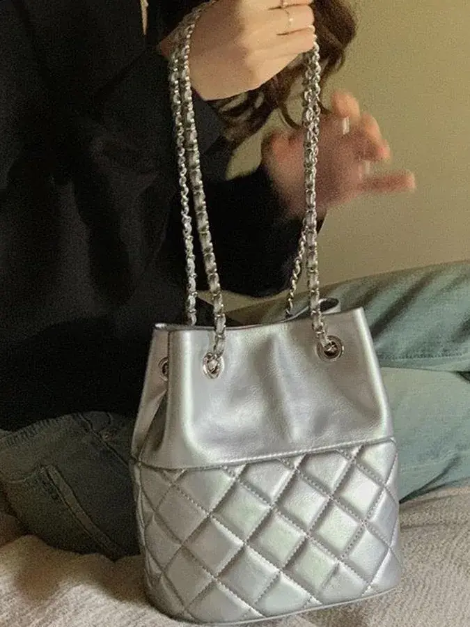 Sac seau argenté pour femme avec bandoulière chaîne