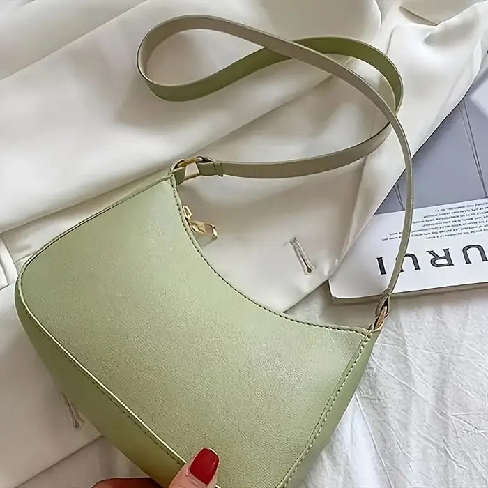 Petit sac sous le bras