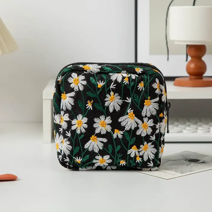 Petite trousse de maquillage brodée motif marguerite