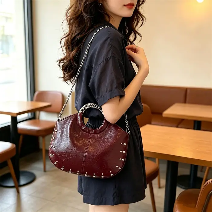 Sac à main vintage bordeaux pour femme, style punk, décorations rivets, sacs à bandoulière chaîne, nouveaux sacs de luxe de créateur 2026 pour femmes