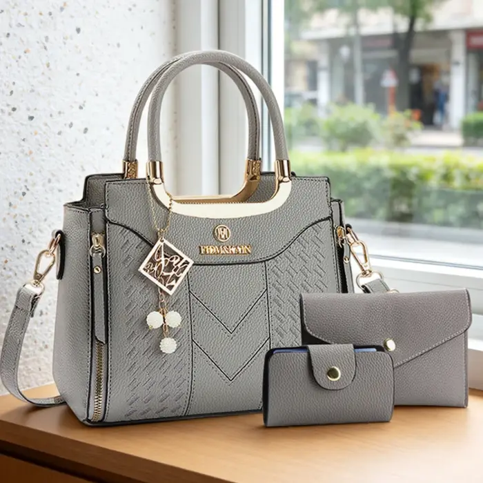 Ensemble de 3 sacs à main en cuir PU grainé lychee. Ce sac bandoulière uni pour femme présente une texture haut de gamme.