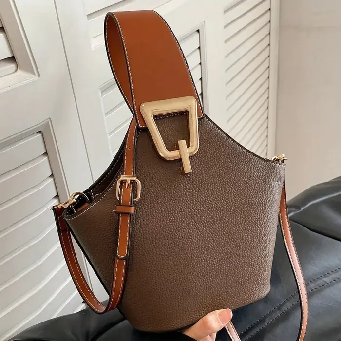Sac seau élégant blanc texturé avec accents marron