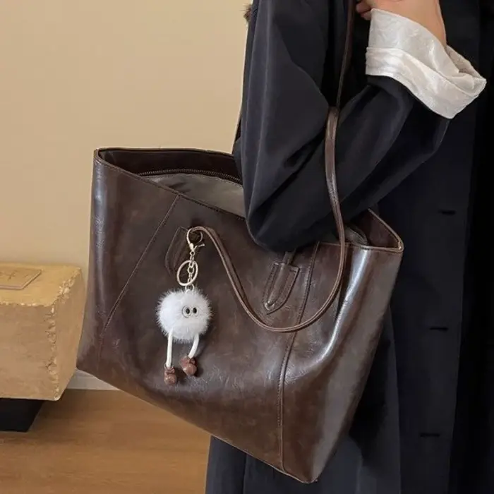 Sac fourre-tout marron polyvalent pour femme avec breloque en fourrure