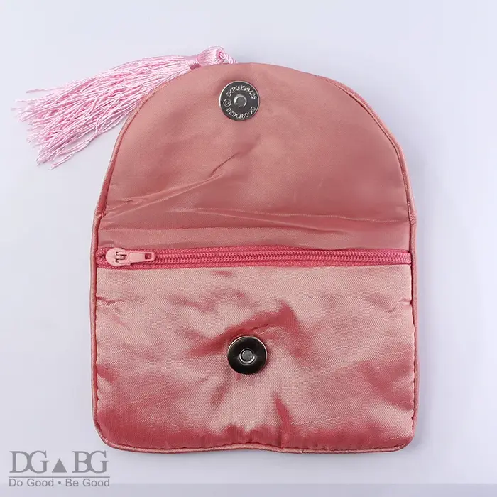 Petit sac à main à fermeture éclair en satin avec boucle magnétique