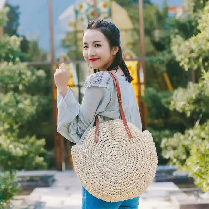 Sac à bandoulière rond en paille d'été pour femmes