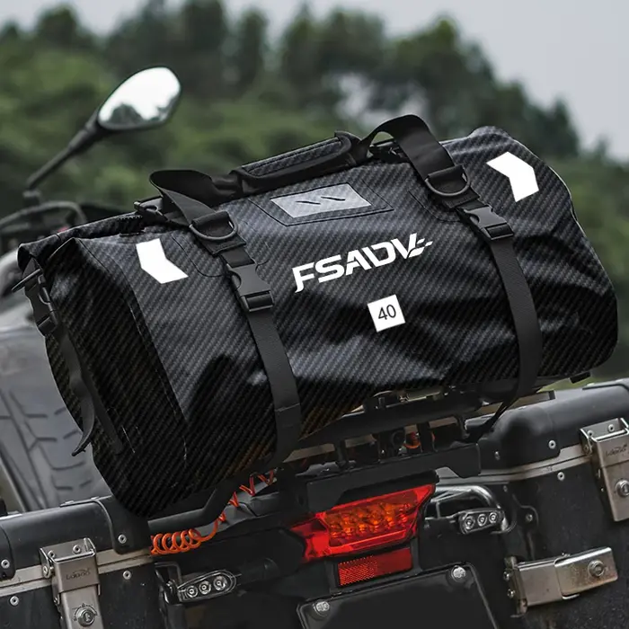 Sac arrière étanche noir carbone pour moto