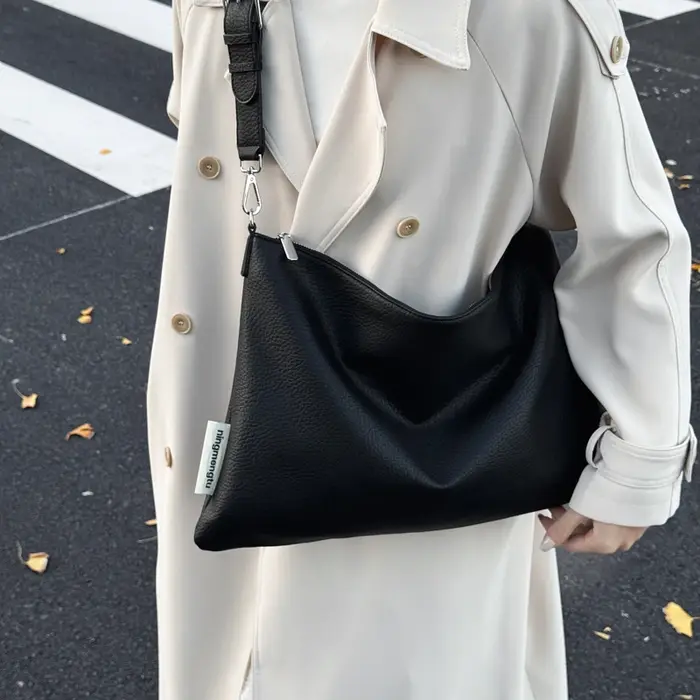 Sac enveloppe noir pour femmes