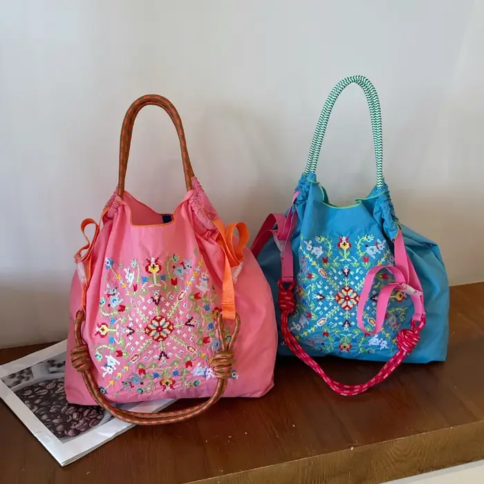 Nouveau sac à bandoulière brodé de style bohème pour femme avec motif floral