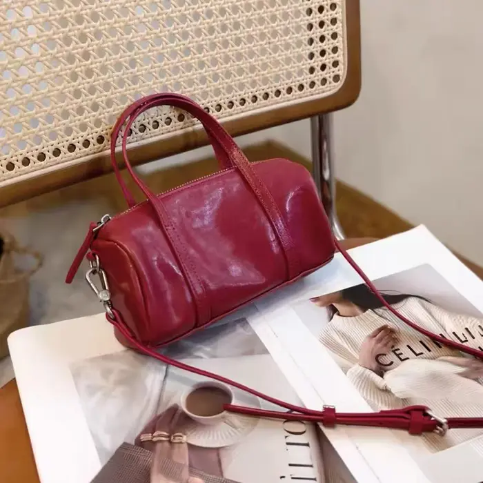Sac Boston Mini en Cuir Tanné Végétal Mendy avec Poignée Supérieure et Bandoulière Ajustable