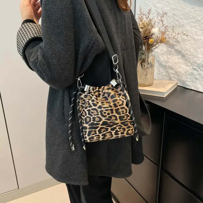 Mini sac à bandoulière en cuir léopard pour femme
