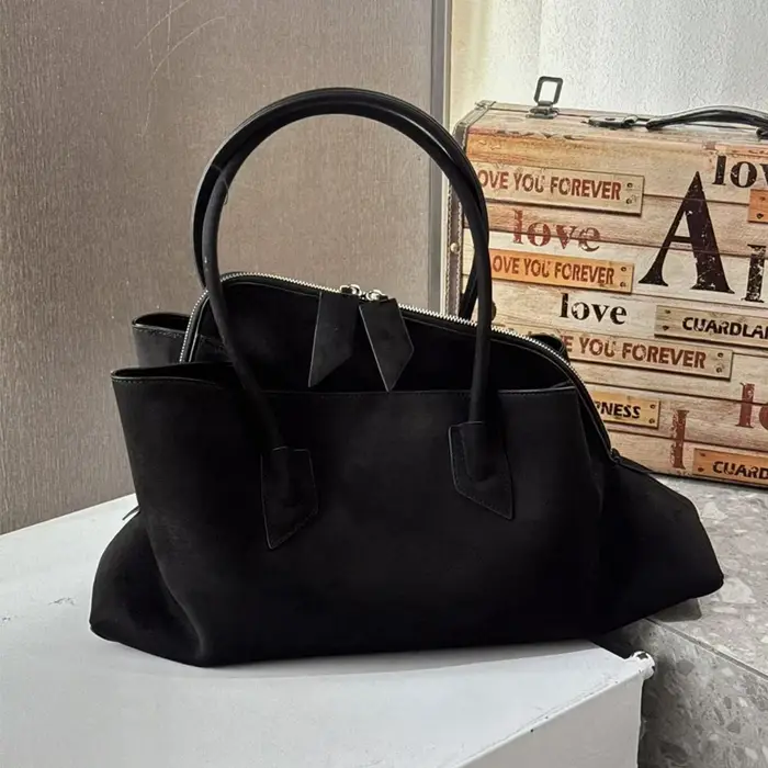 2025 Nouveau Dans Mode Commuting Underarm épaule Livraison rapide Irrégulière Faux Daim Givré Sac Fo