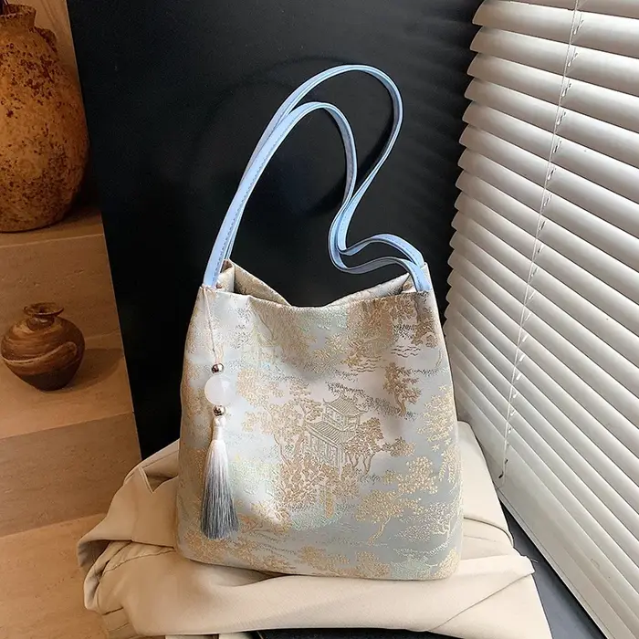 Sacs à bandoulière à loquet en soie de couleur unie