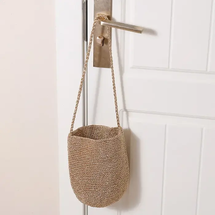 Sac seau décontracté grande capacité tressé à la main, couleur unie, design en paille avec liseré métallique, sac à bandoulière bohème fait main pour la plage
