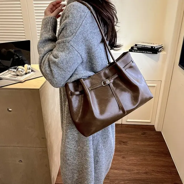 Sac fourre-tout vintage en cuir marron avec breloque perlée et boucle décorative
