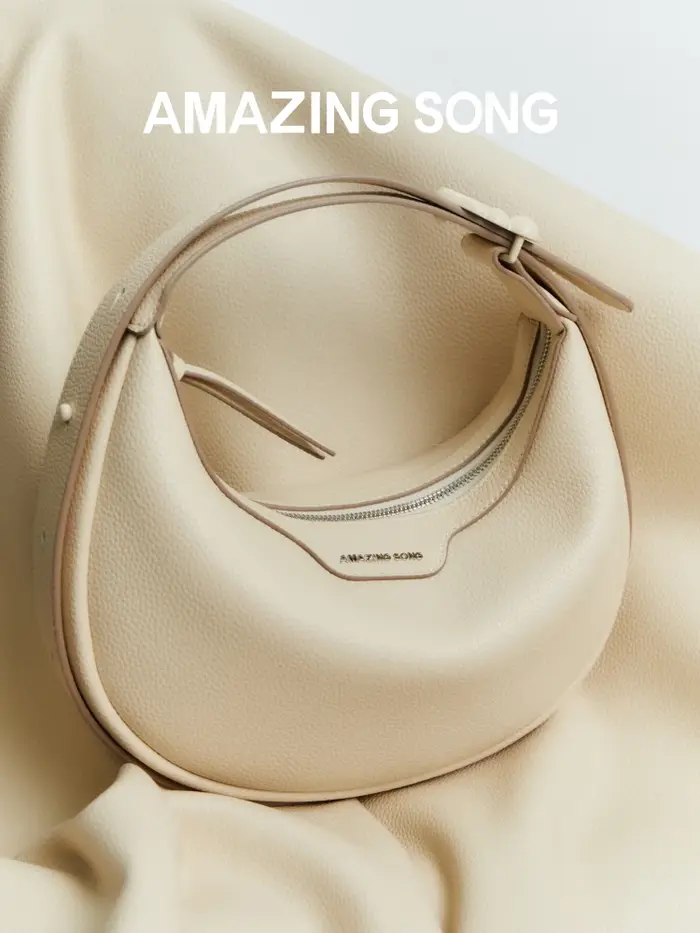 Petit Sac Song Demi-Lune, Objets