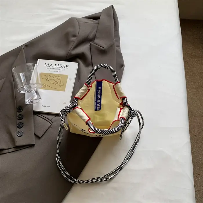 Sac en toile brodé pour femme ; sac à bandoulière simple léger pour le printemps et l'été ; sac à main