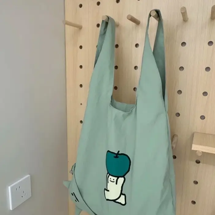 Sac à bandoulière vert tendance avec imprimé de dessin animé