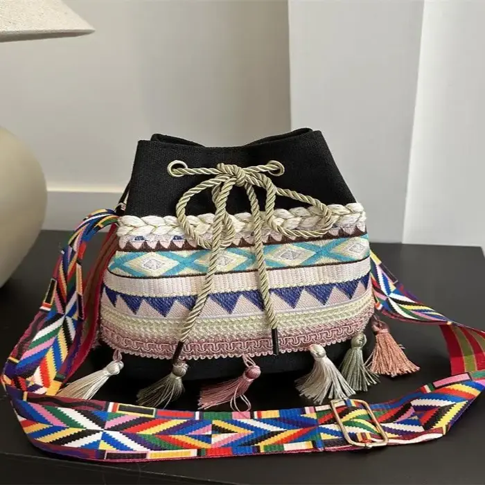 Sac seau bohème à cordon de serrage avec broderie ethnique et décorations à pompons pour les vacances