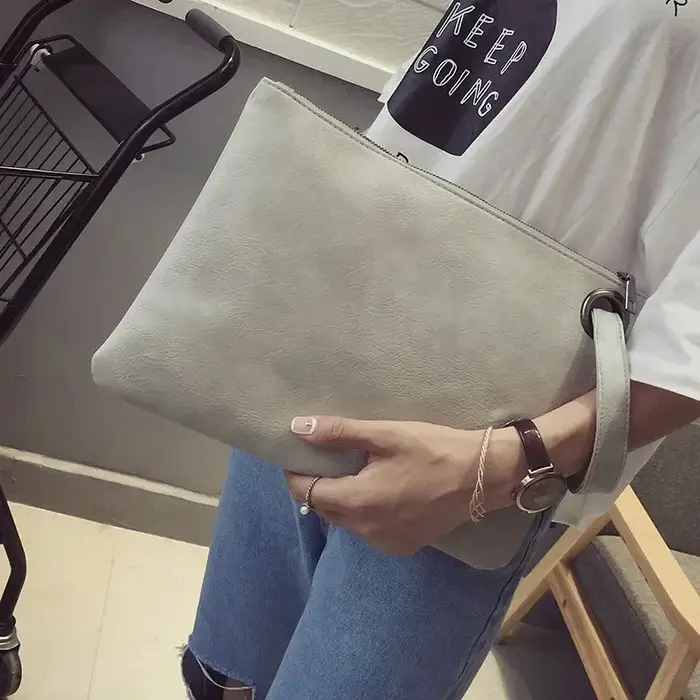 Pochette en cuir monochrome pour femme