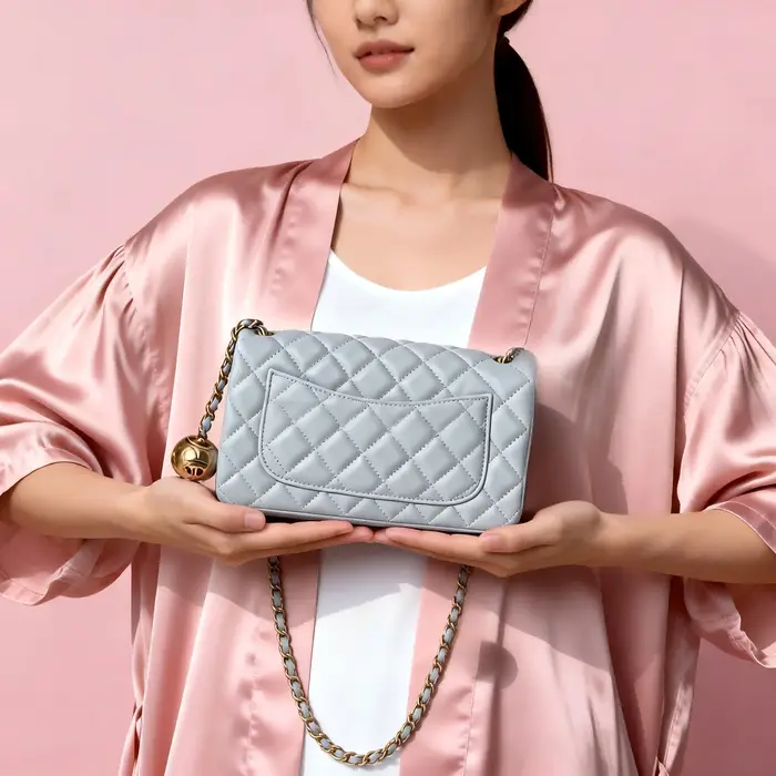Un mini sac bandoulière matelassé bleu frais avec une chaîne dorée et un fermoir à verrou, doté d'un