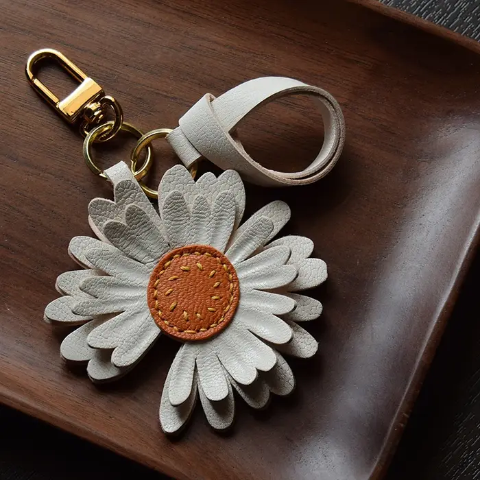 Breloque de sac en cuir faite à la main, petite marguerite, sacs à clés de voiture en PU, accessoire