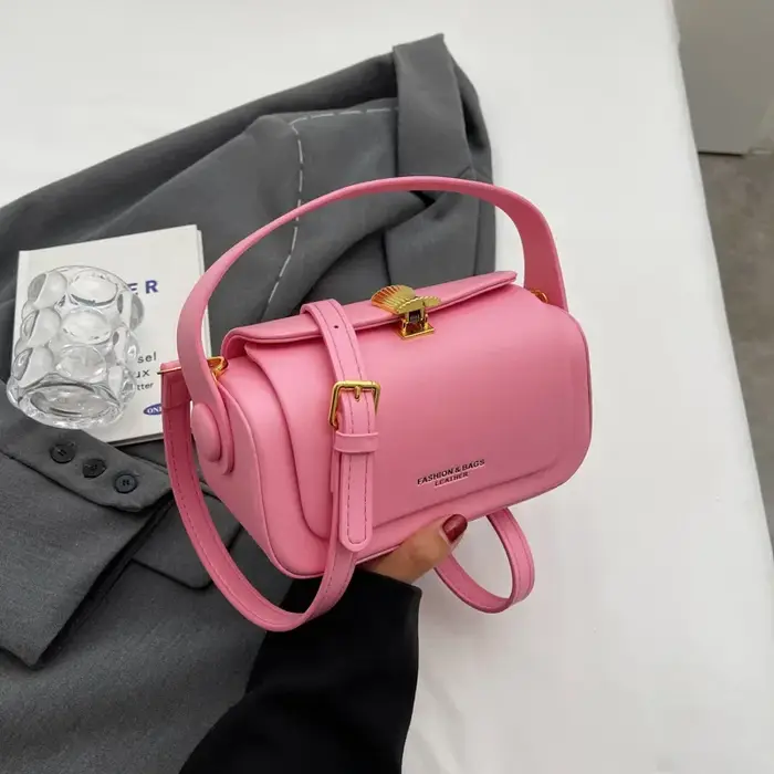 Sac à bandoulière noir classique pour femmes, sacs carrés polyvalents rétro, sacs à main à rabat en 