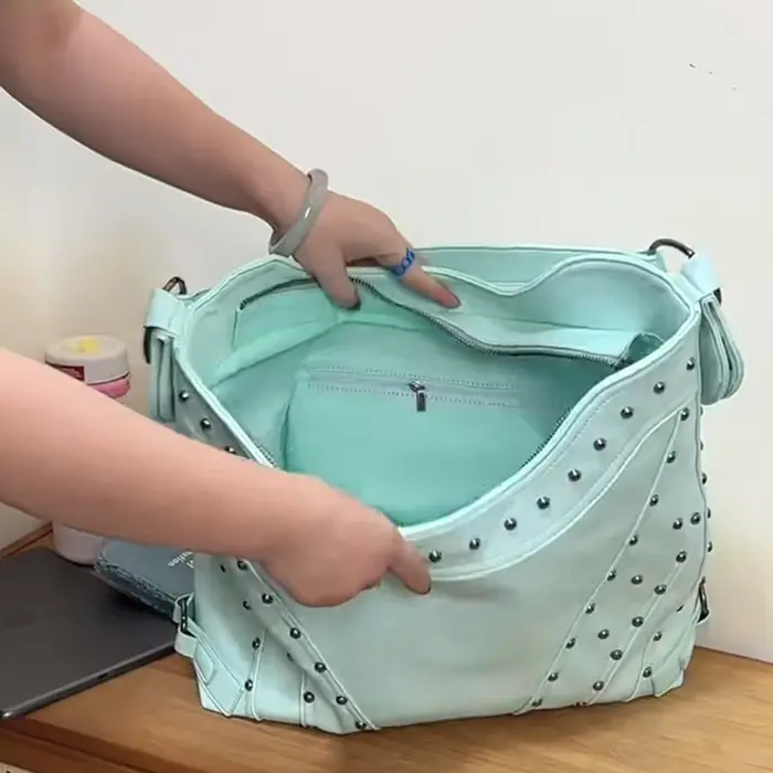Sac à bandoulière vert menthe orné de clous métalliques
