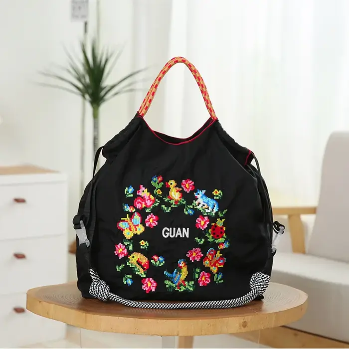 2025 nouveau sac à bandoulière en toile brodée sac à main caneton sac fourre-tout de grande capacité frais Style doux matériel en nylon saison de printemps