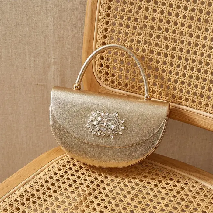 Sac à bandoulière incrusté de diamants
